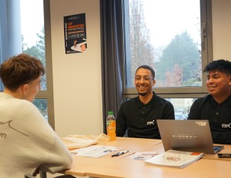 Deux étudiants ESPL renseigne un futur étudiant