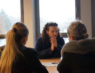 Intervenant guidant de potentiels étudiants