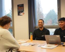 Deux étudiants ESPL renseigne un futur étudiant