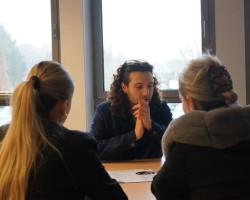 Intervenant guidant de potentiels étudiants