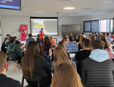 Les étudiants en BTS NDRC soutiennent l'association Les Blouses Roses