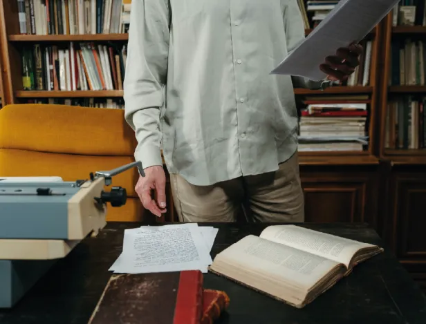 Homme-lisant-des-fiches-avec-un-bouqin-sur-une-table