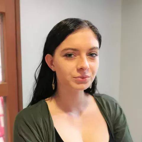 Emma, étudiante en BTS Gestion des Transports et Logistique Associée 
